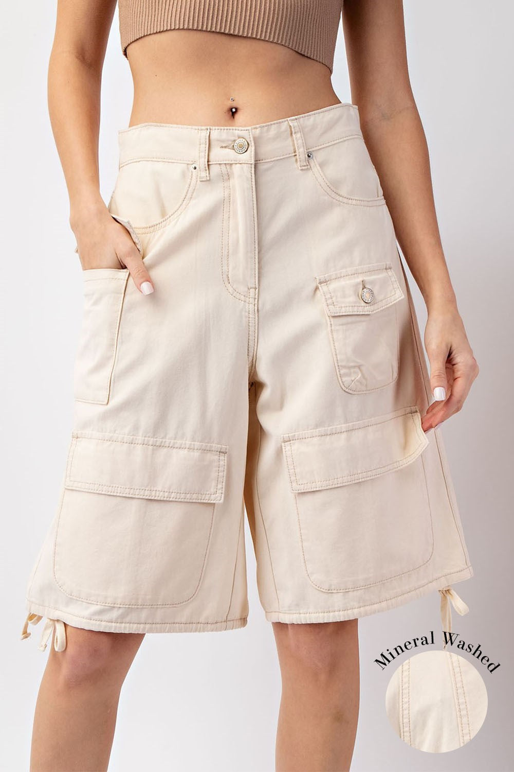 Mineral washed cargo shorts in Ivory