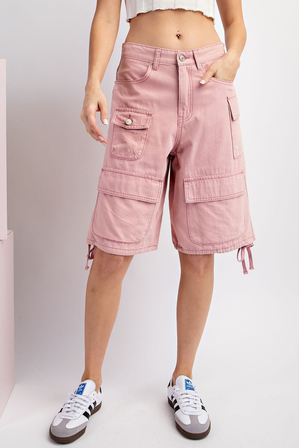 Mineral washed cargo shorts in Dusty Pink