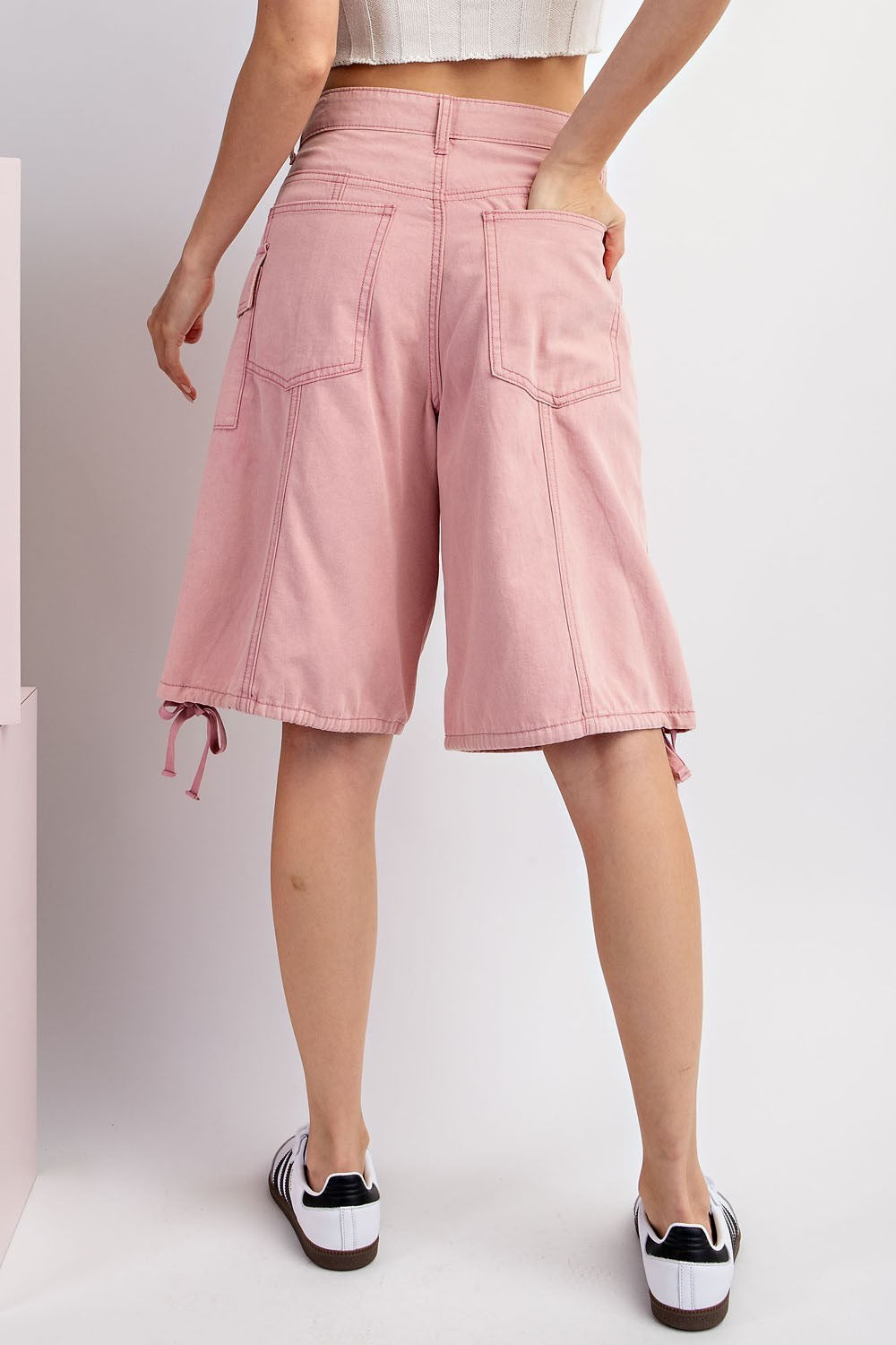 Mineral washed cargo shorts in Dusty Pink