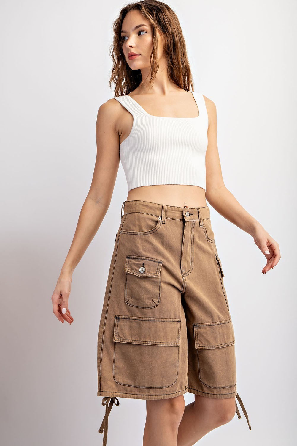 Mineral washed cargo shorts in Hazelnut