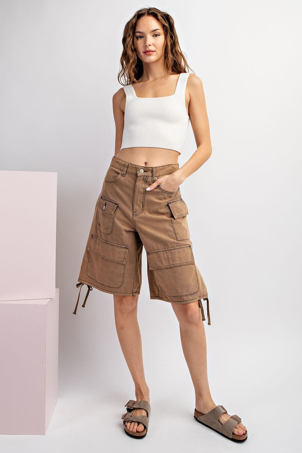Mineral washed cargo shorts in Hazelnut