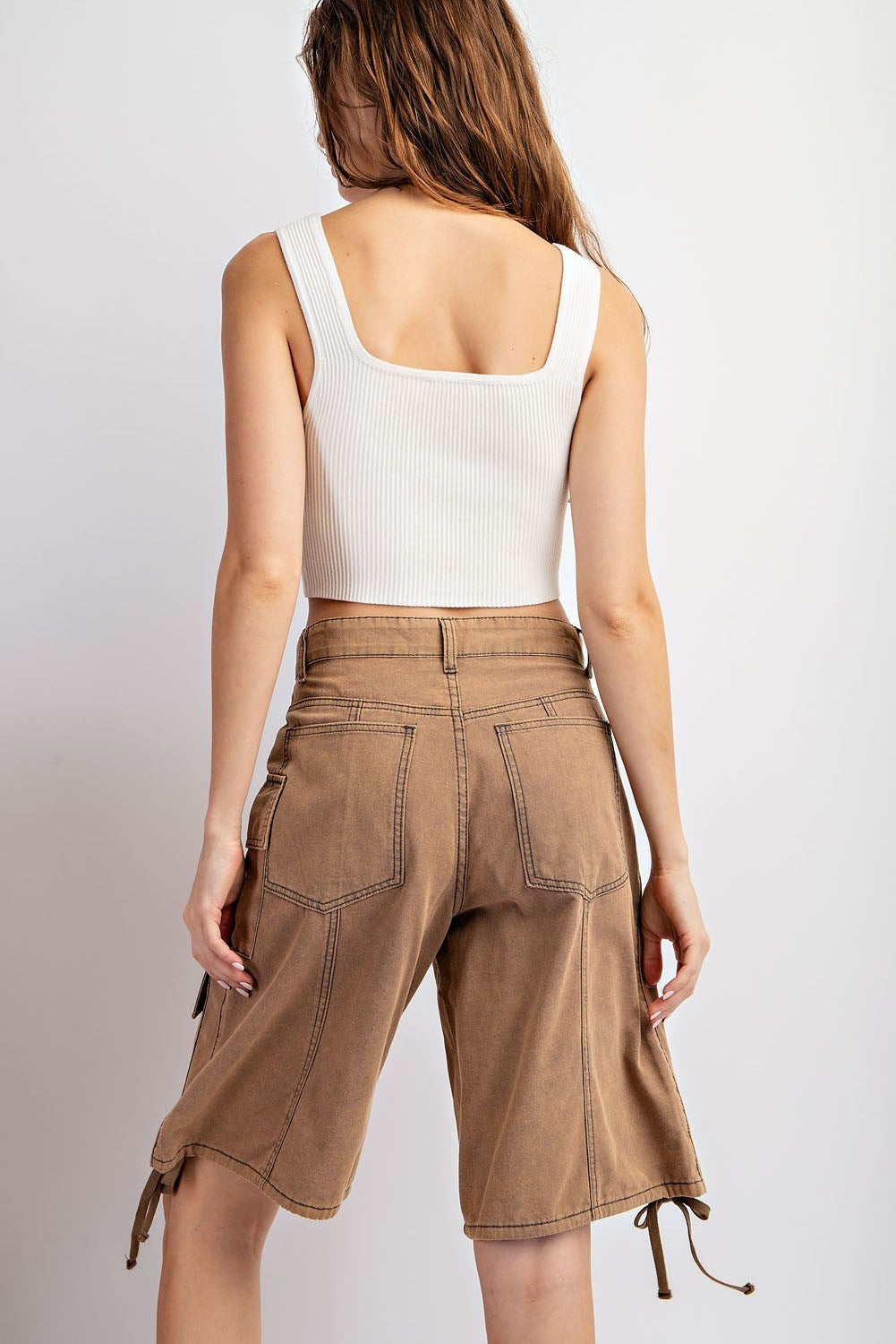 Mineral washed cargo shorts in Hazelnut