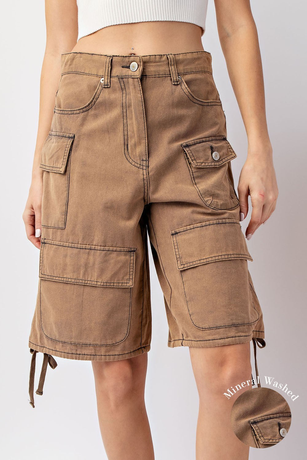 Mineral washed cargo shorts in Hazelnut