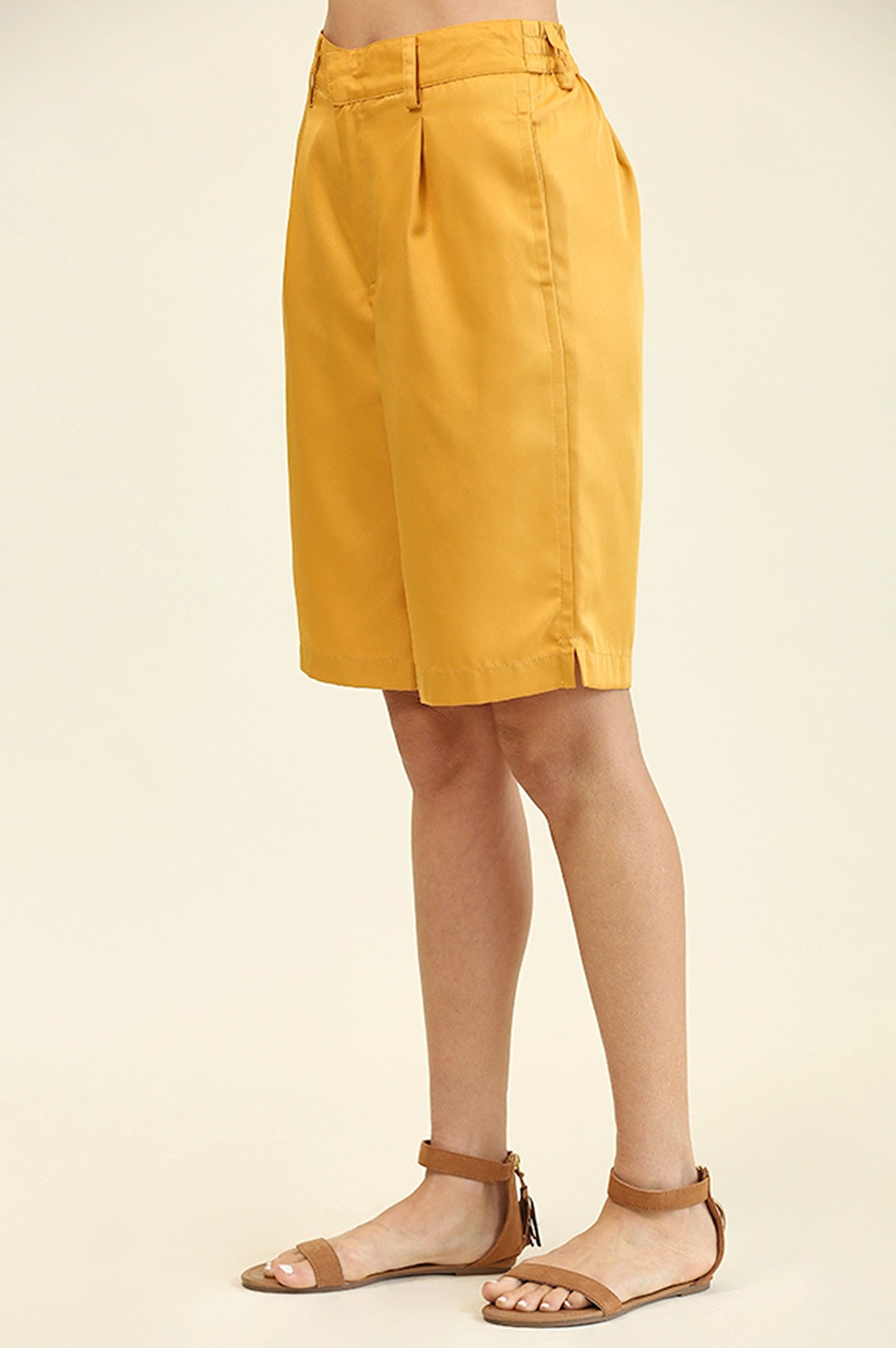 Bermuda Shorts in Golden