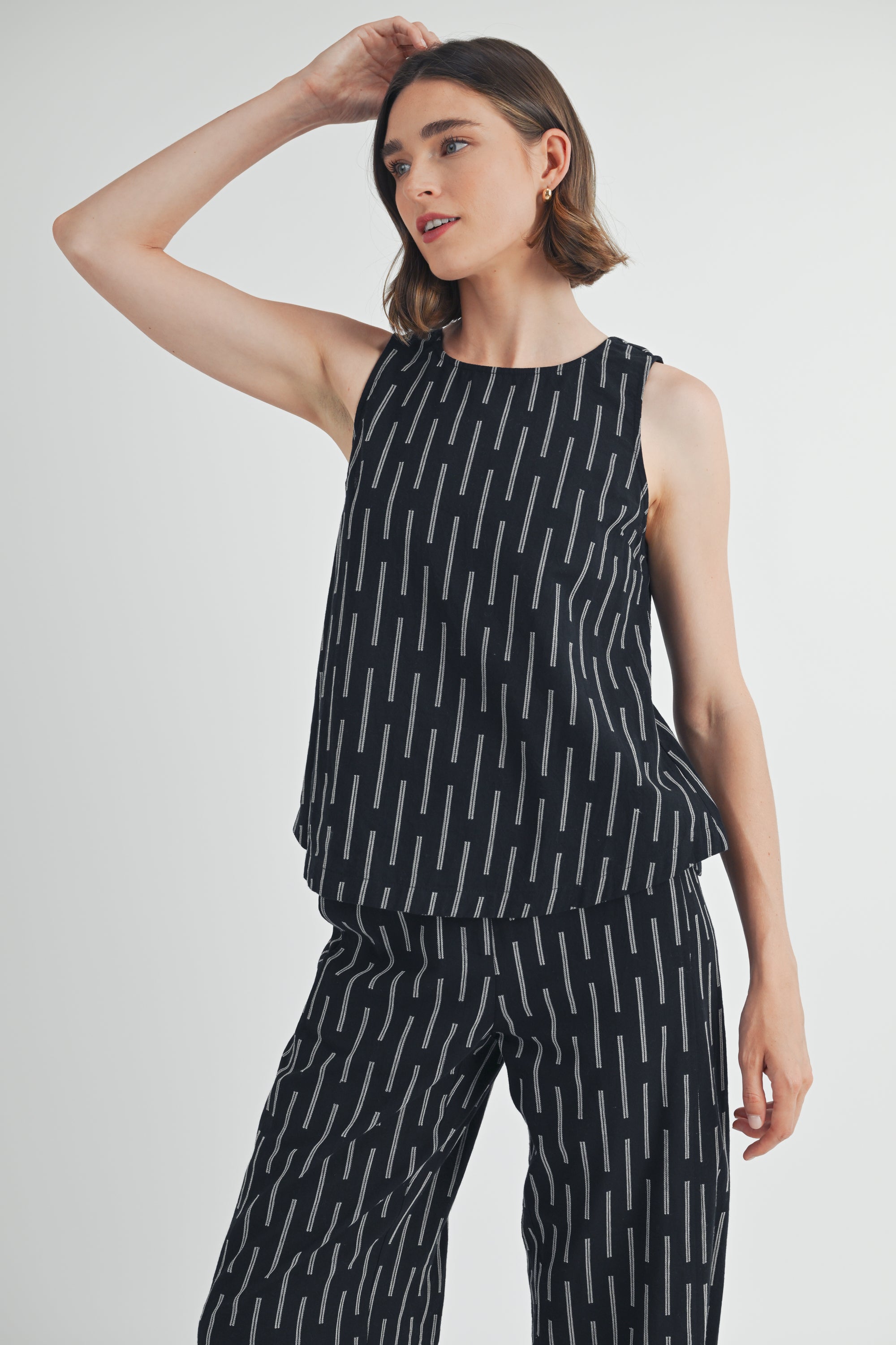 Textured Sleeveless Blouse in Black and White
