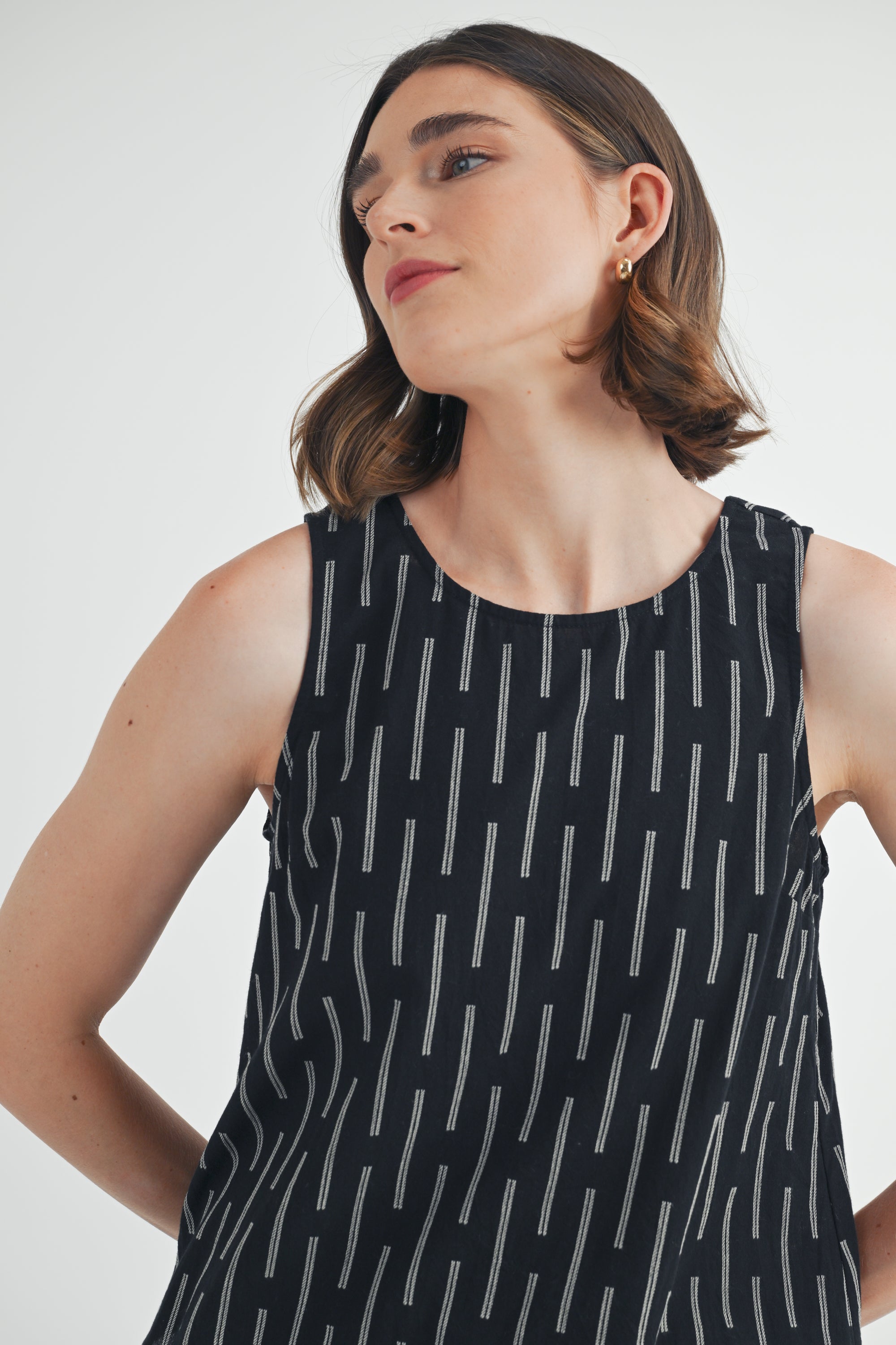 Textured Sleeveless Blouse in Black and White