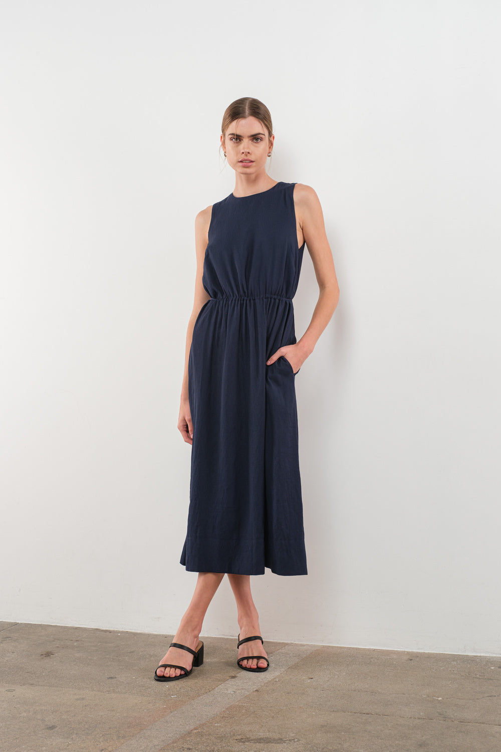 Sleeveless Midi dress in Navy