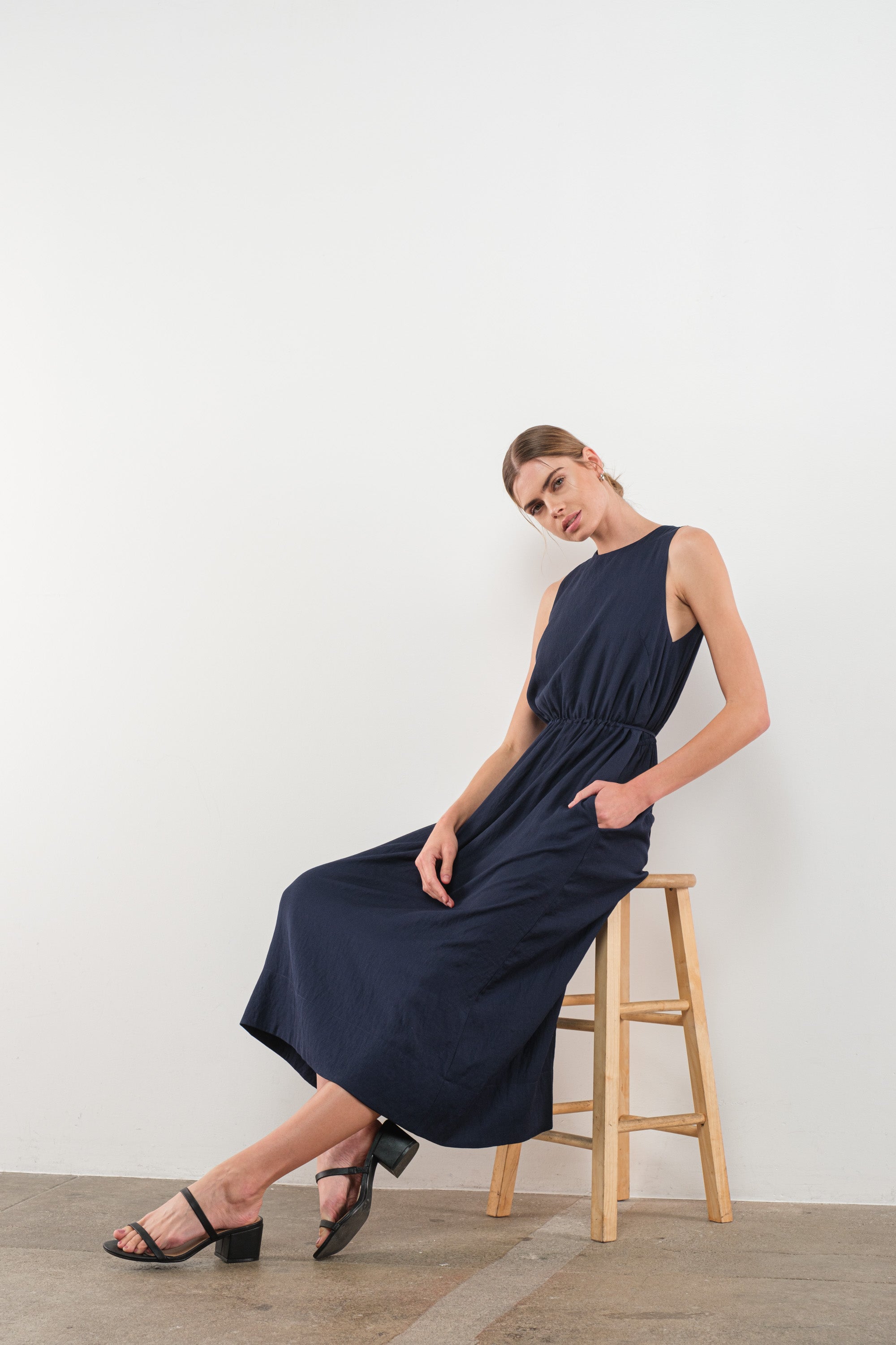 Sleeveless Midi dress in Navy