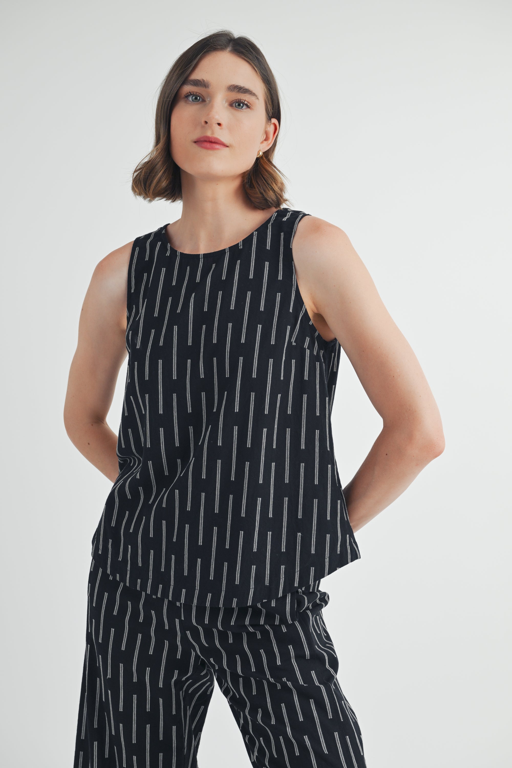 Textured Sleeveless Blouse in Black and White