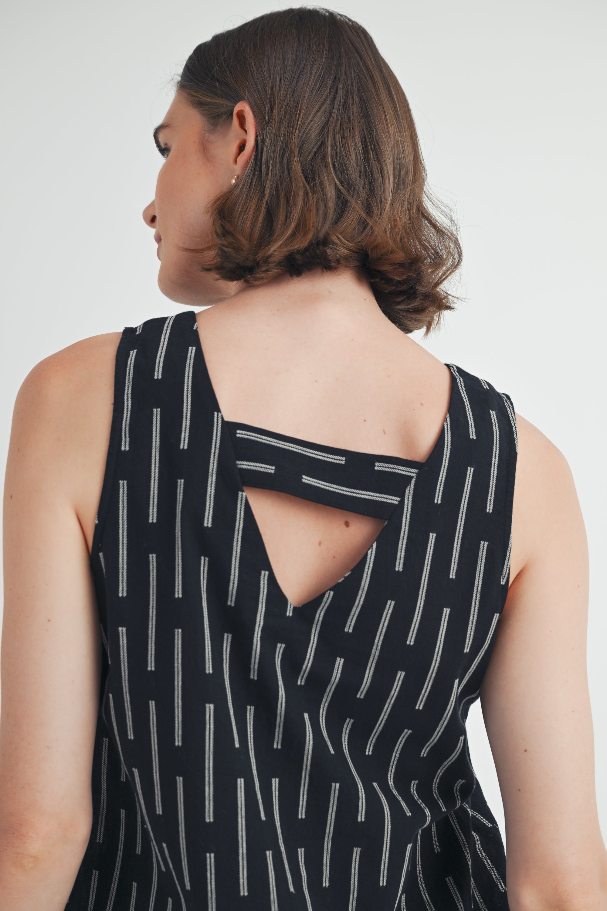 Textured Sleeveless Blouse in Black and White