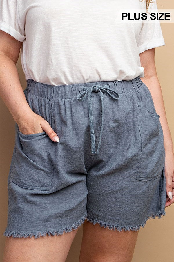 Plus size frayed hem shorts