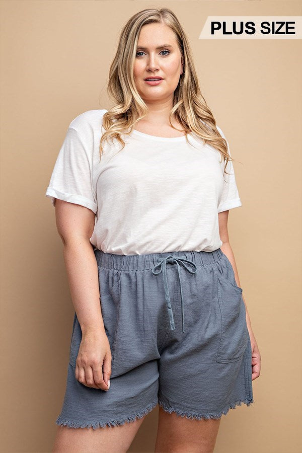 Plus size frayed hem shorts