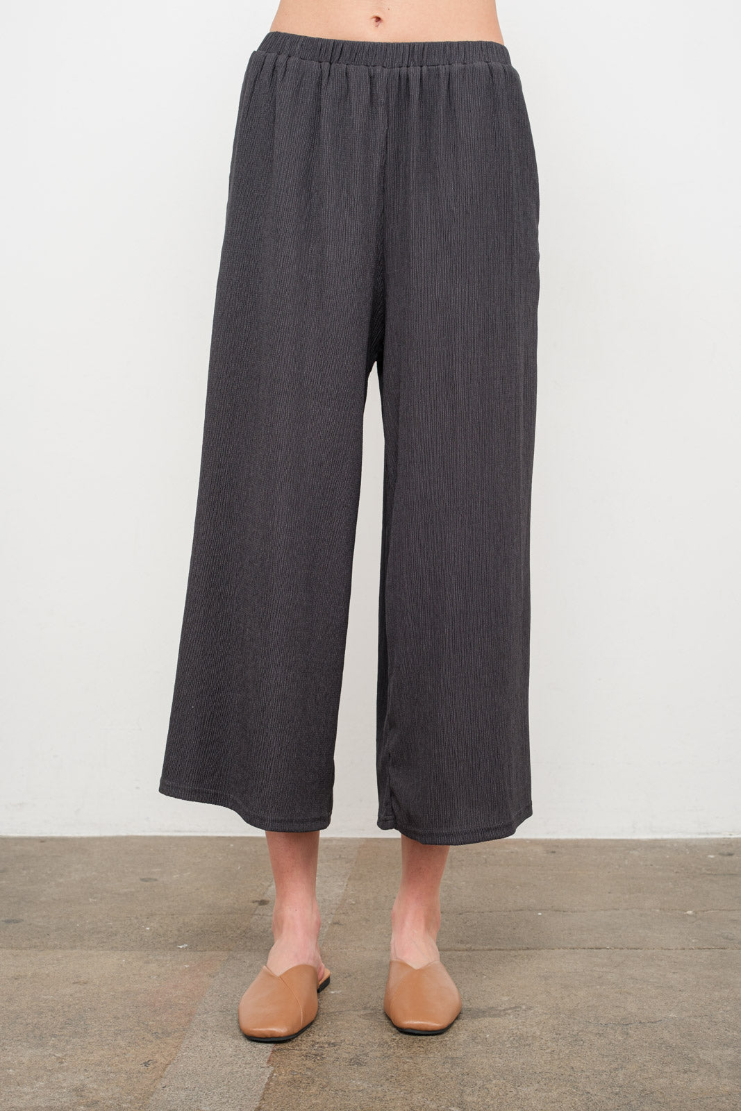 Crinkle pants in Charcoal