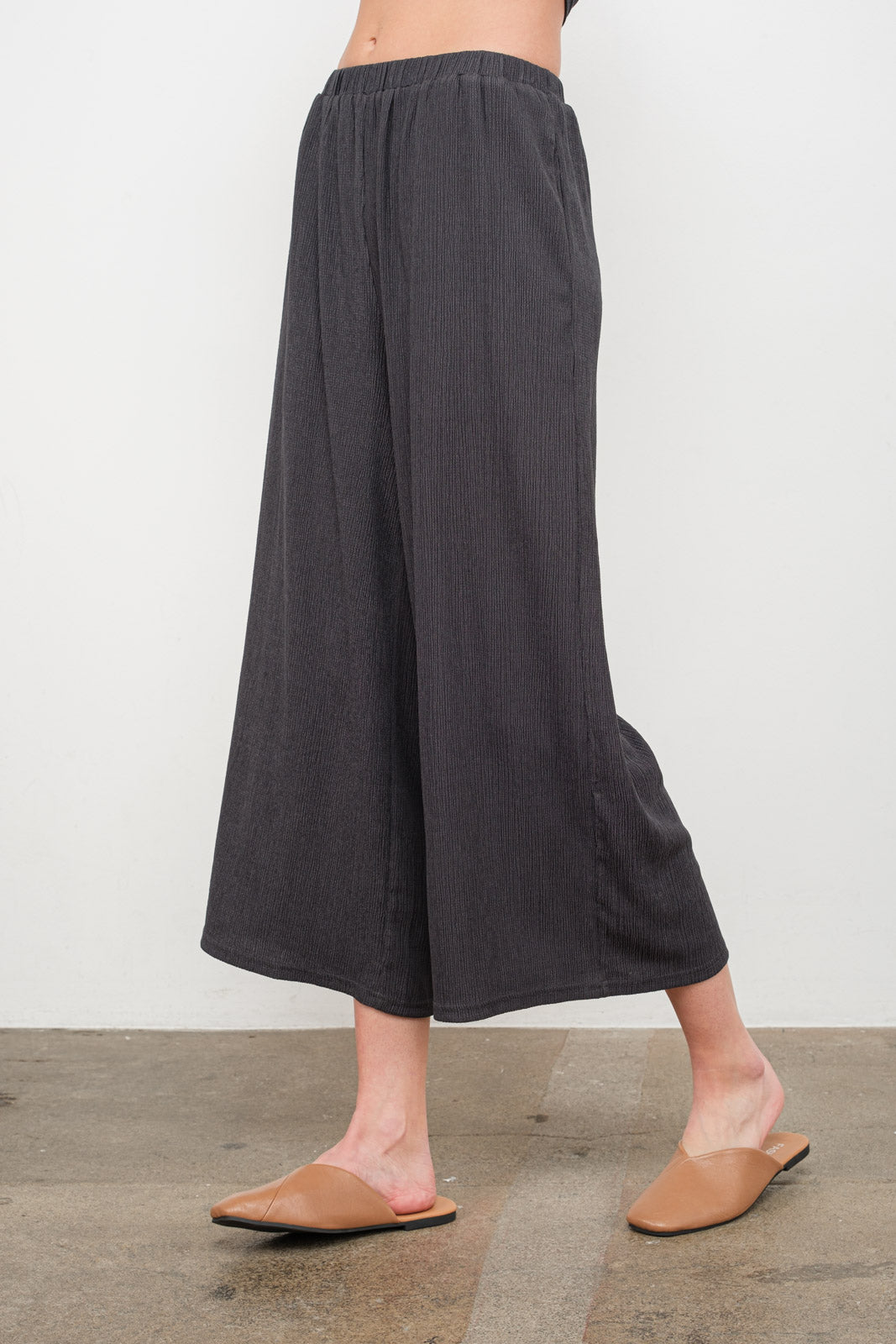 Crinkle pants in Charcoal