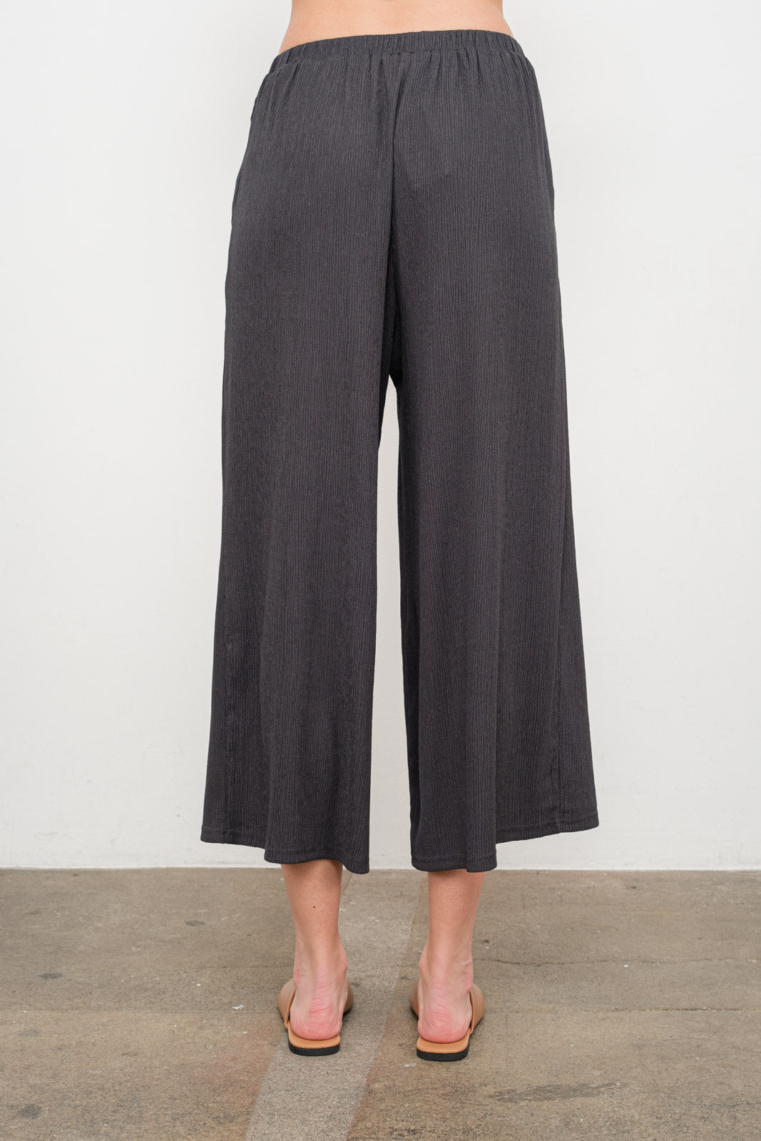 Crinkle pants in Charcoal