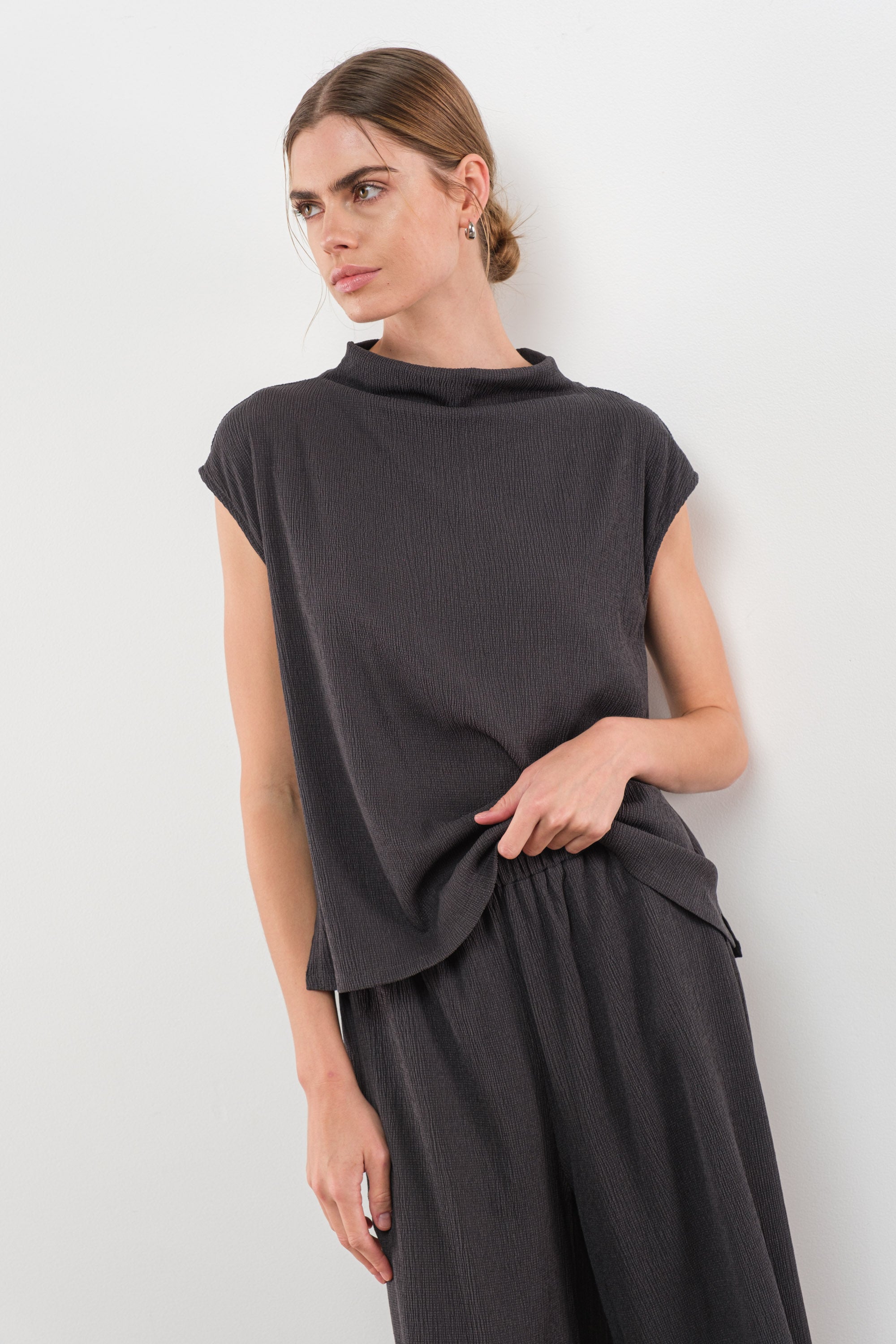 Crinkle top in Charcoal