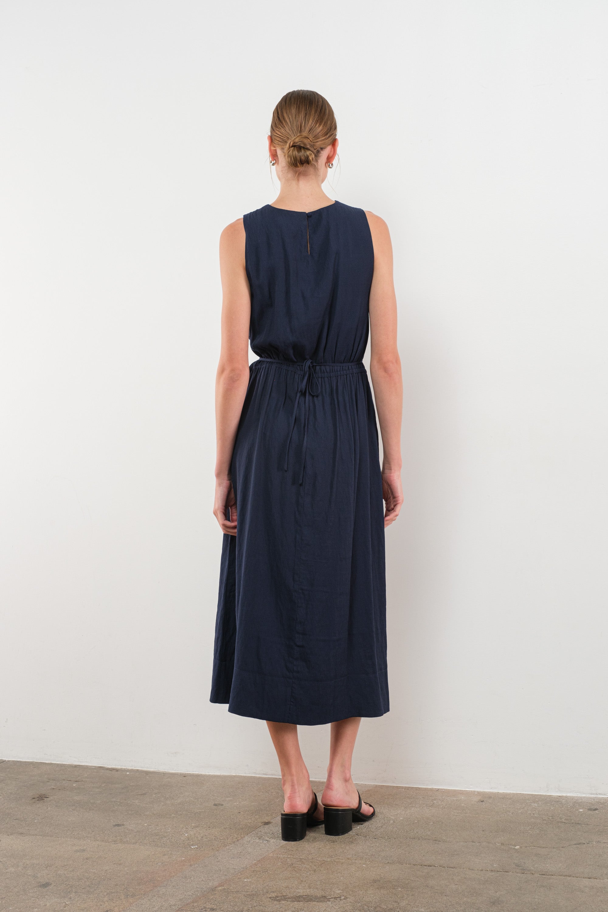 Sleeveless Midi dress in Navy